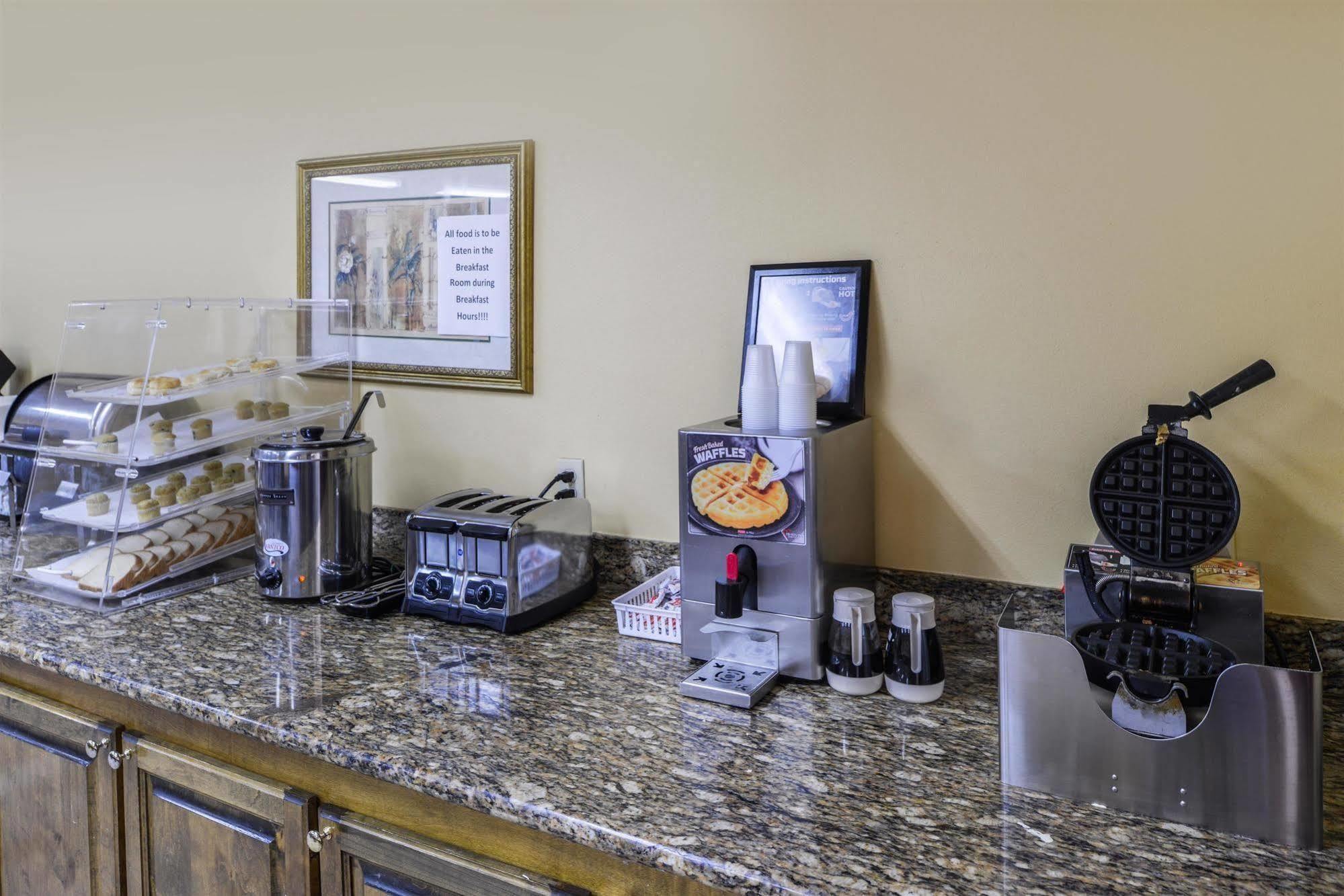 Americas Best Value Inn Wiggins Екстериор снимка