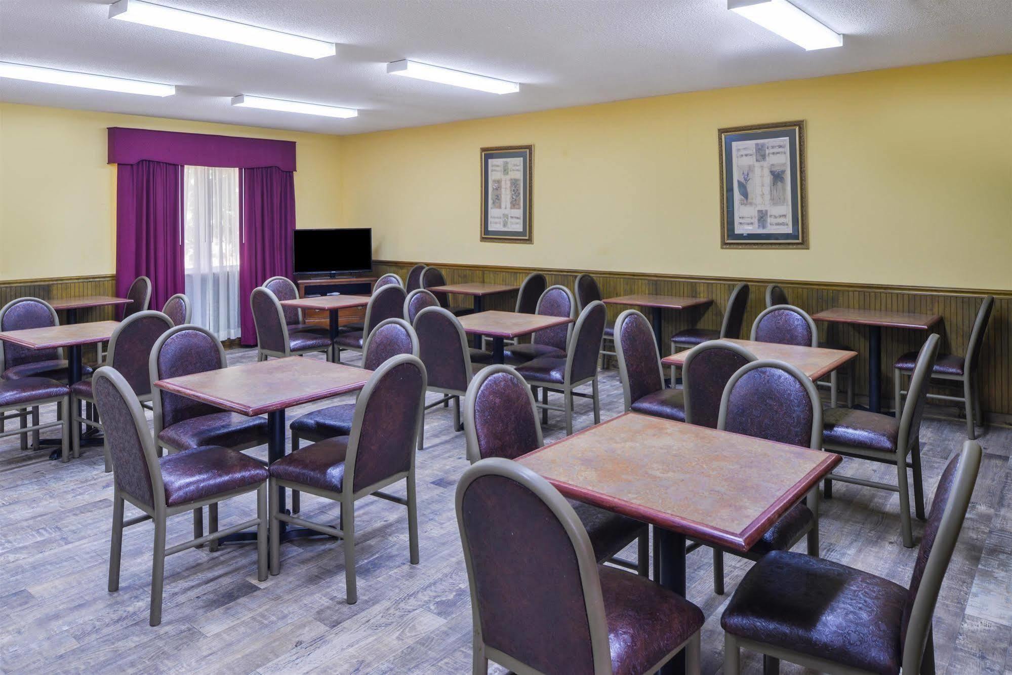 Americas Best Value Inn Wiggins Екстериор снимка
